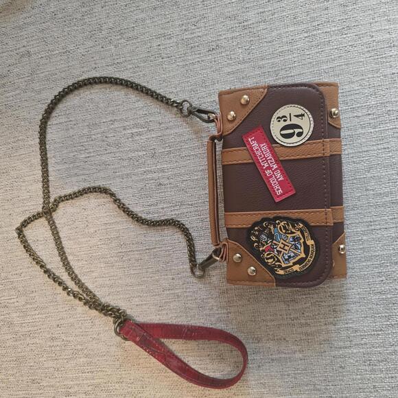 Bioworld Handbags - Harry Potter Themed Crossbody Bag with Chain Strap